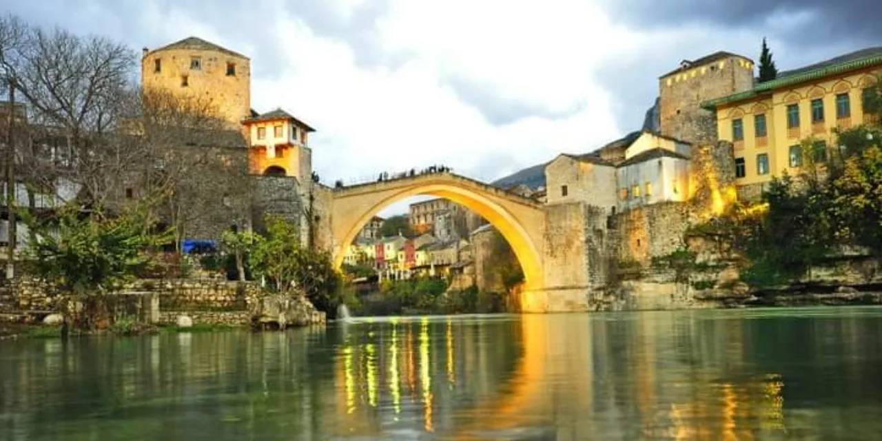 Mostar'ın tarihi taş köprüsü ve nehir kıyısı