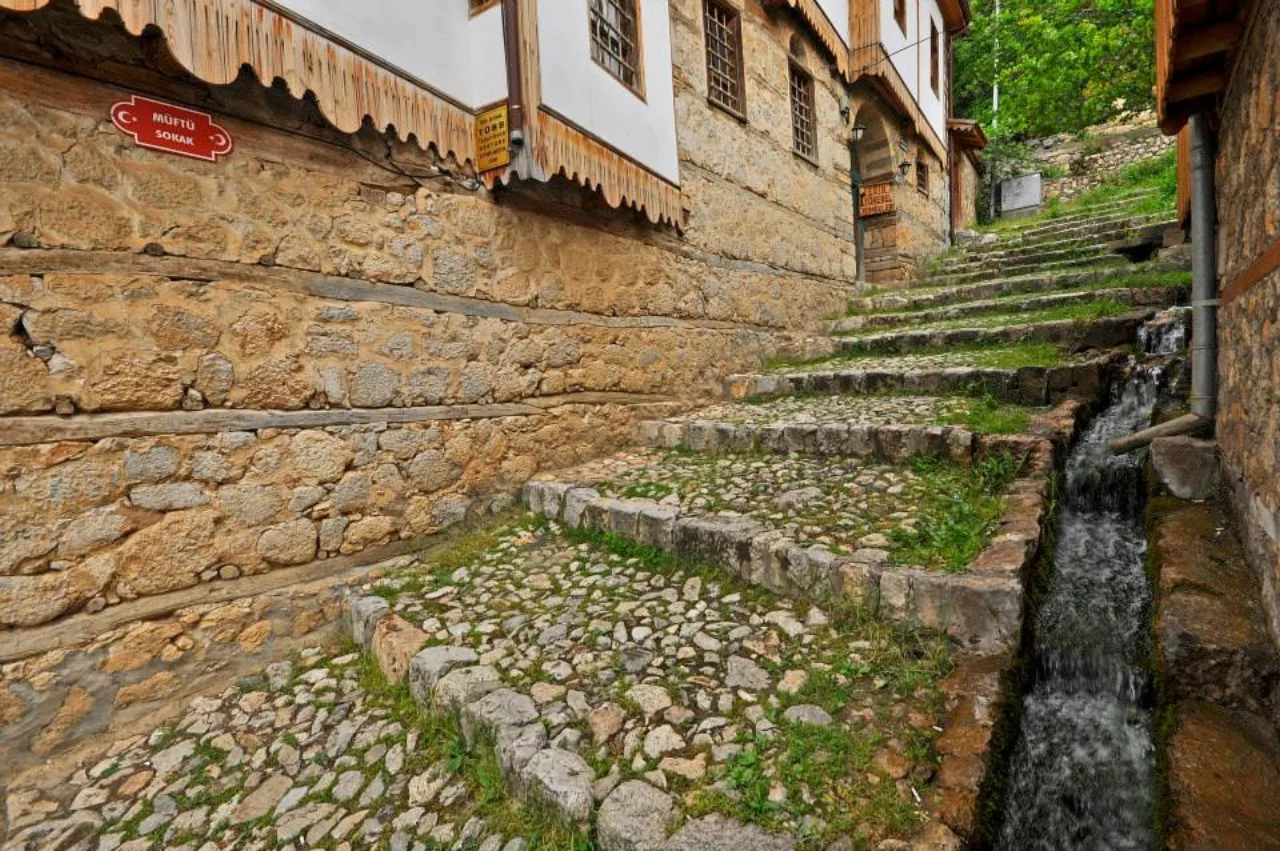 Kemaliye'nin Fırat Nehri kıyısındaki taş evleri