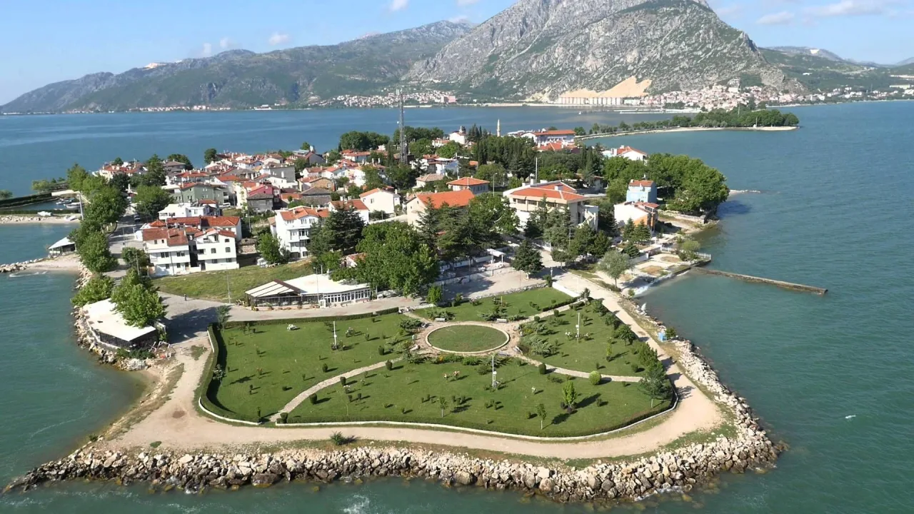 Kuyucak köyünde mor lavanta tarlaları