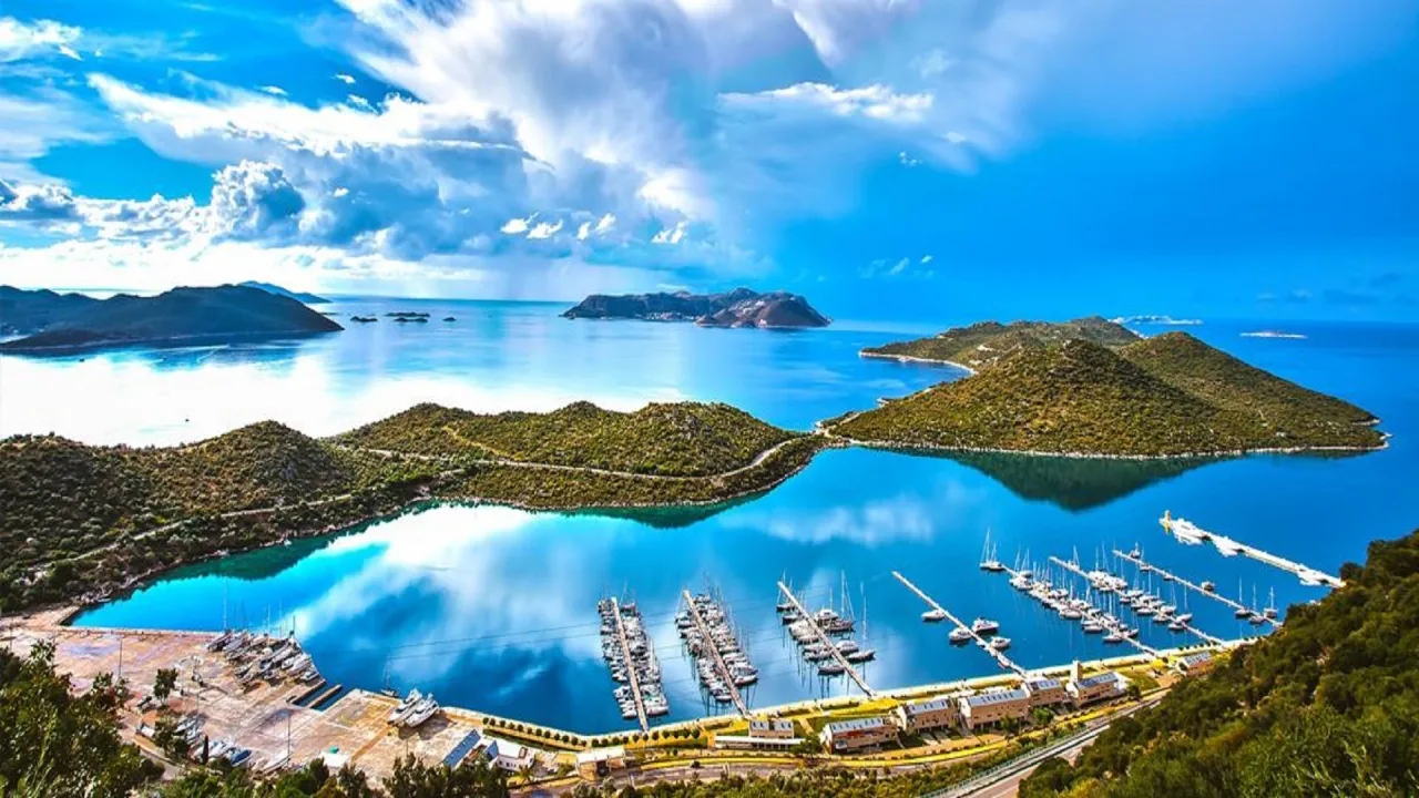 Kekova kıyılarında Likya Yolu yürüyüş parkuru