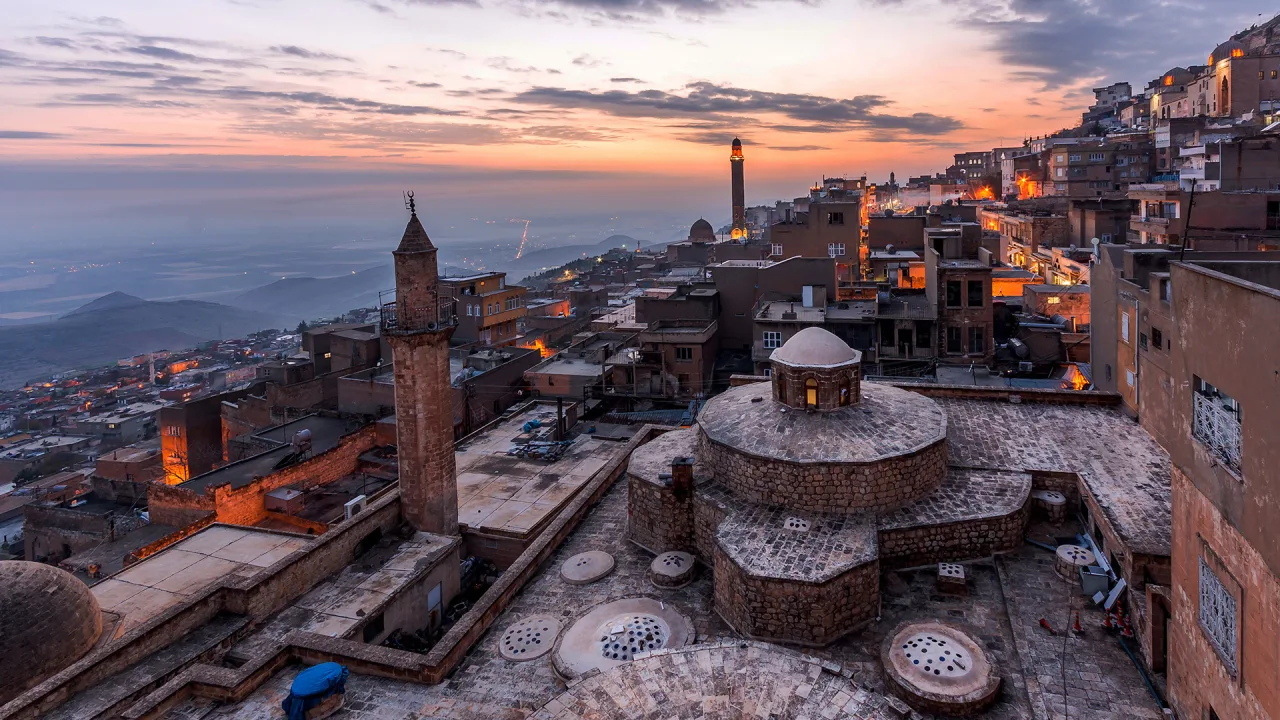 Mardin'in tarihi taş evleri ve minareleri