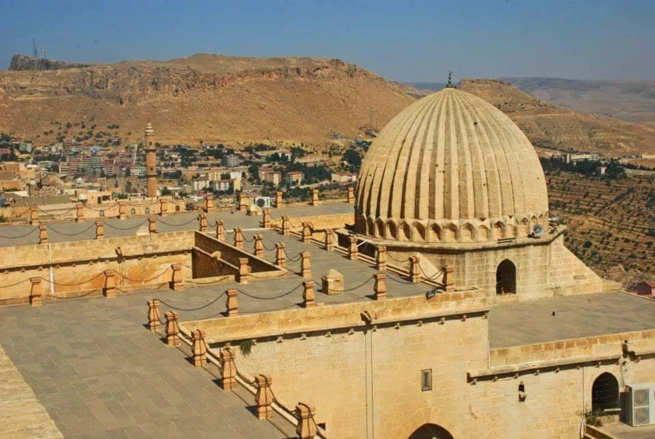 Mardin'in tarihi taş evleri ve minareleri