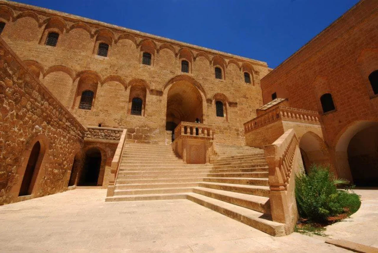 Mardin'in tarihi taş evleri ve minareleri