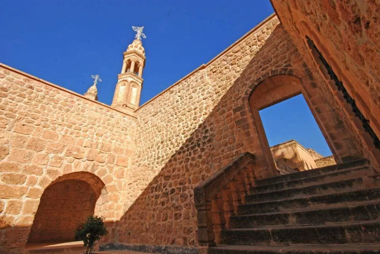 Mardin'in tarihi taş evleri ve minareleri
